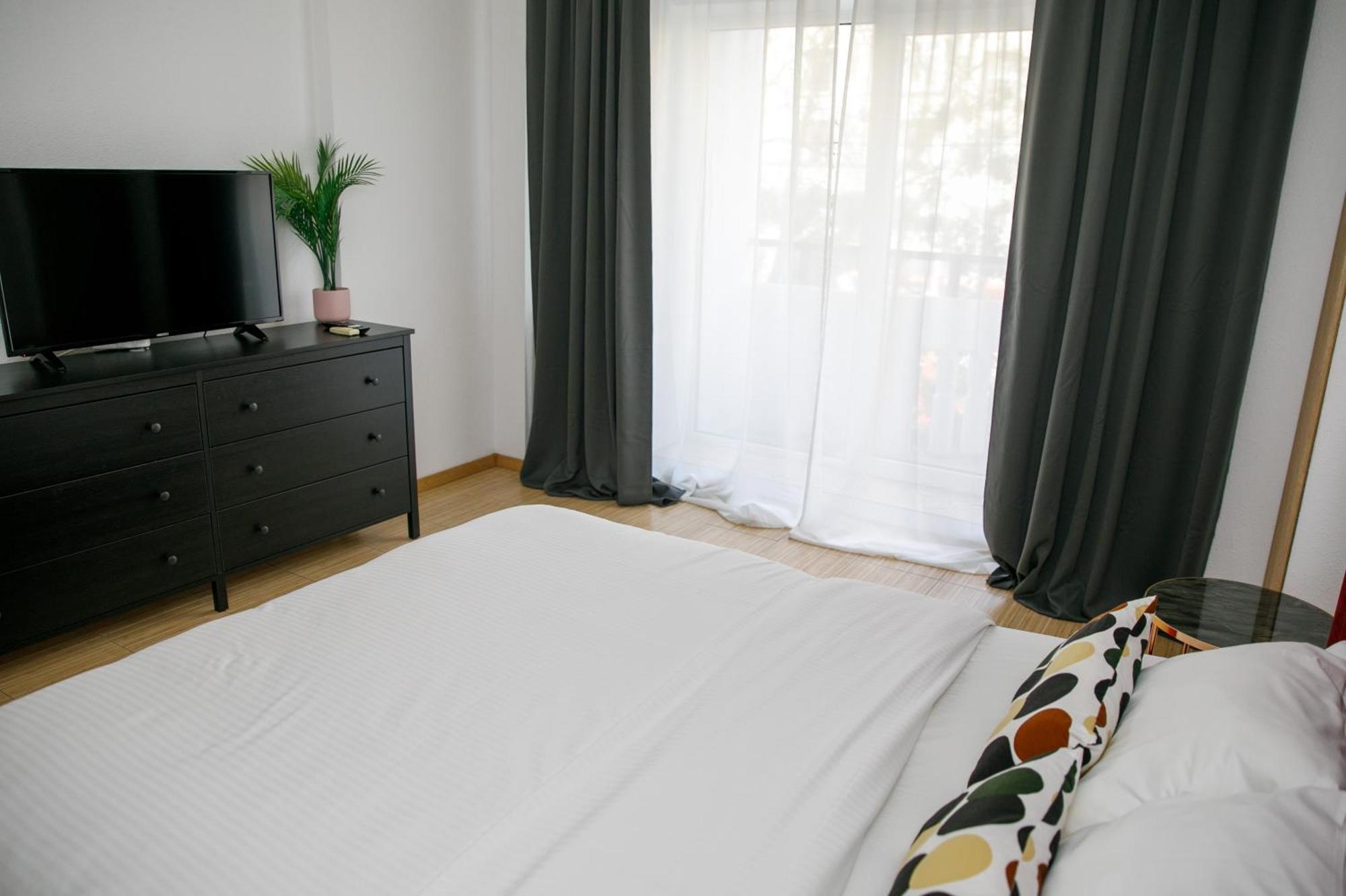 Color Apartments Corneliu Coposu No3 Bukares Bagian luar foto